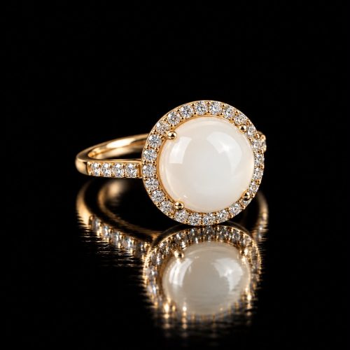 ring in roos goud gezet met witte maansteen en diamant