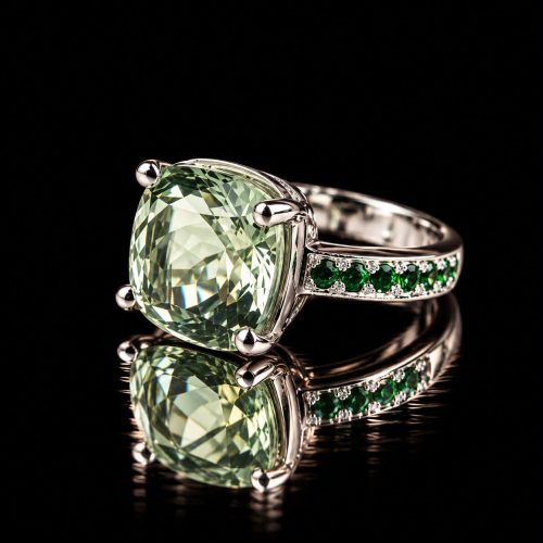ring in wit goud gezet met groene kwarts en groene saffier