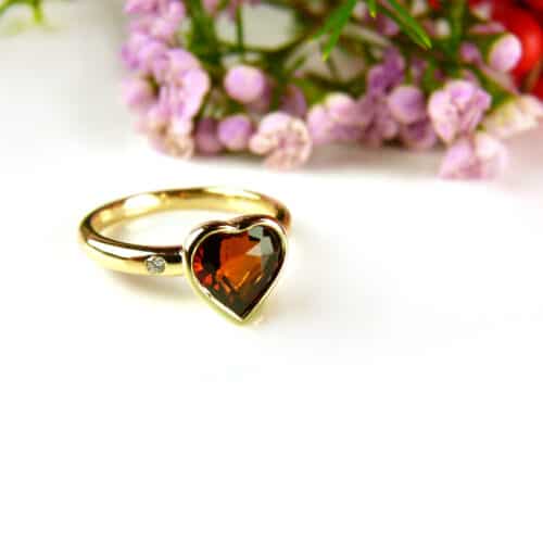 ring in geelgoud gezet met hartvorm citrien en diamant
