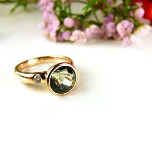 ring in roos goud gezet met groene toermalijn en diamant