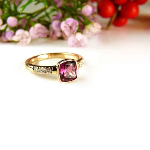 ring in roos goud gezet met roze toermalijn en diamant