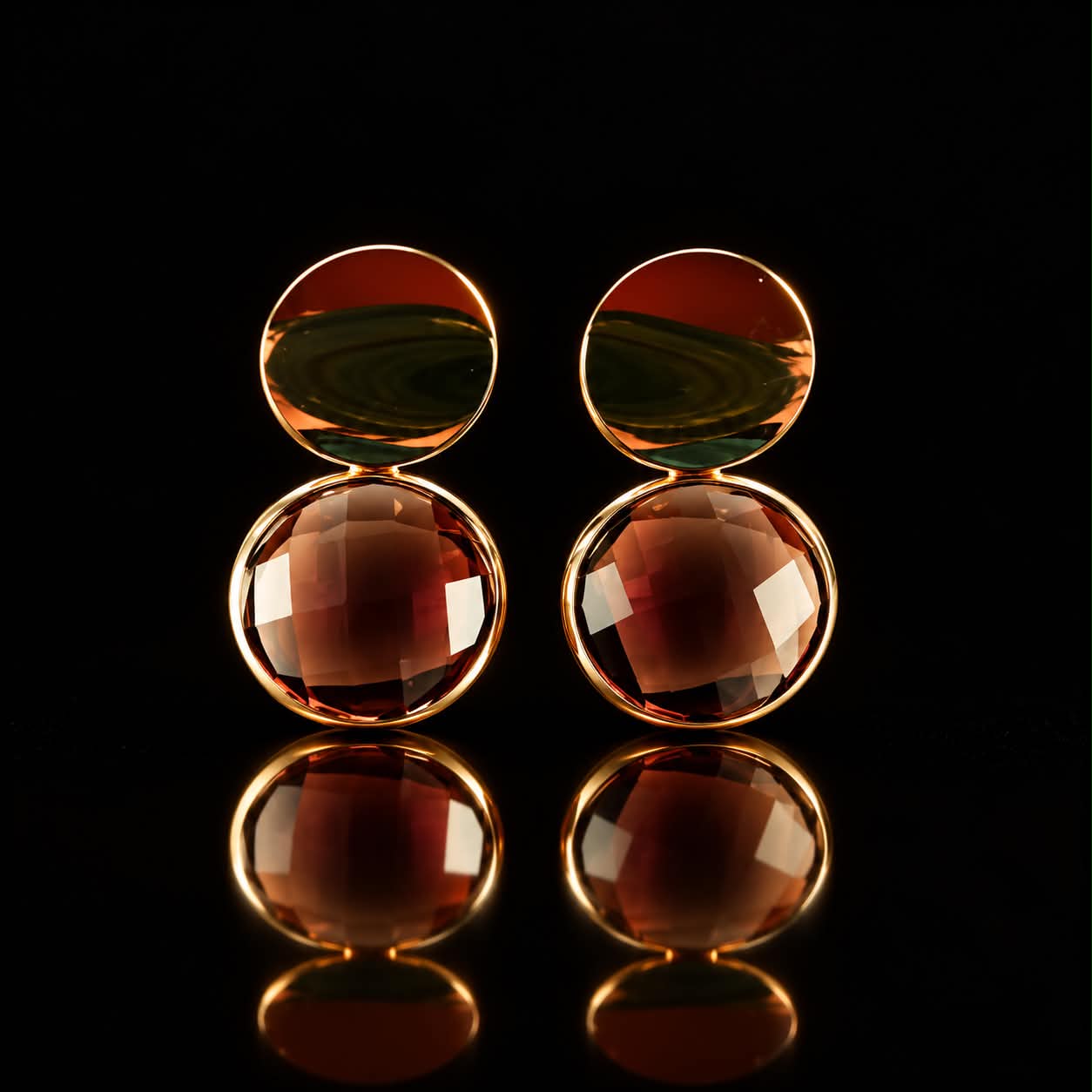 Oorringen Model 1 Round goudkleurig met cognackleurige bruine steen