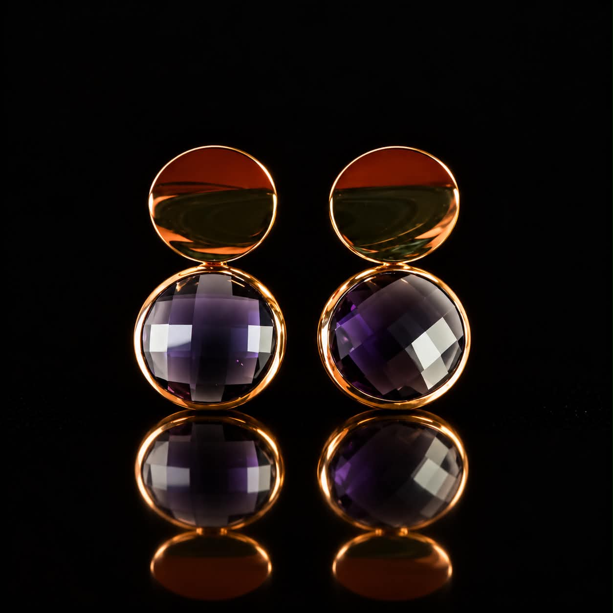 Oorringen model 1 Round in brons geelgoudkleurig met paarse steen