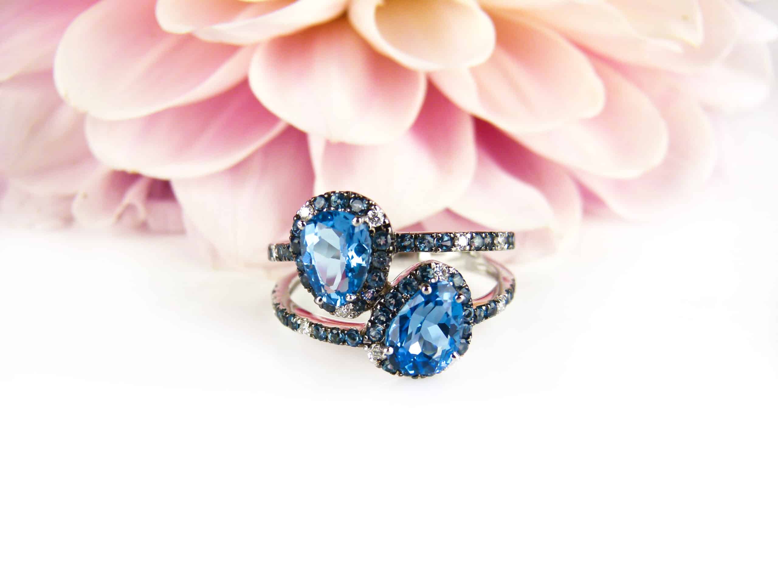 Ring in wit goud gezet met blauwe topaas, londen topaas en diamant