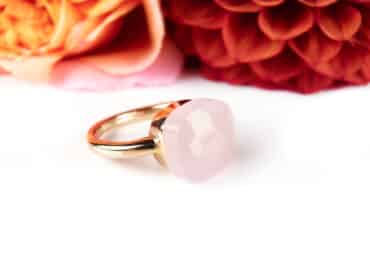 Ring in roos goud gezet met roze kwarts
