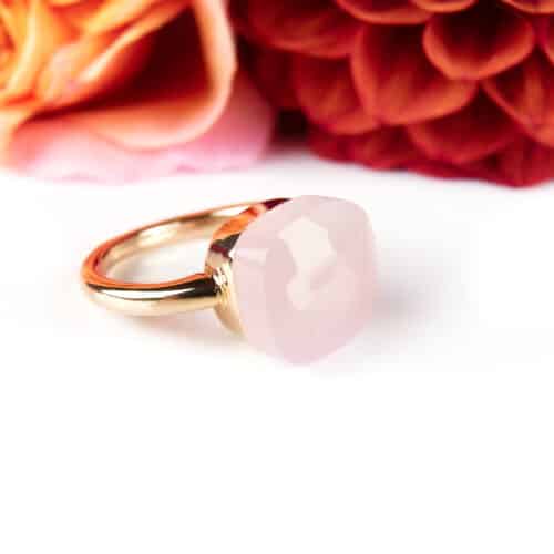 Ring in roos goud gezet met roze kwarts