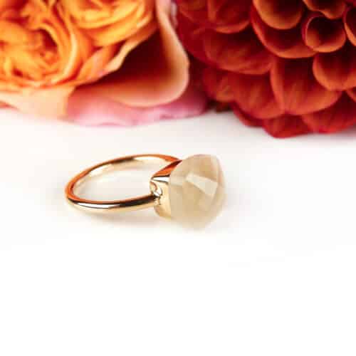 Ring in roos goud gezet met roze kwarts