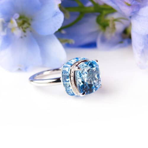 ring in wit goud gezet met blauwe topaas en diamant