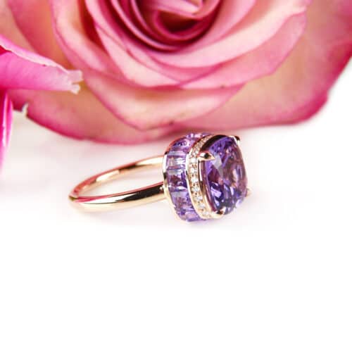 Ring in roos goud gezet met amethist en diamanten