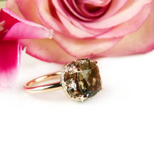 ring in roos goud gezet met rookkwarts en diamant