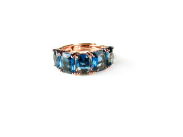 Ring in zilver roos goud verguld gezet met rechthoekige blauwe cubic zirconia stenen