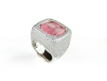 Brede zilveren ring met roze steen en cubic zirconia