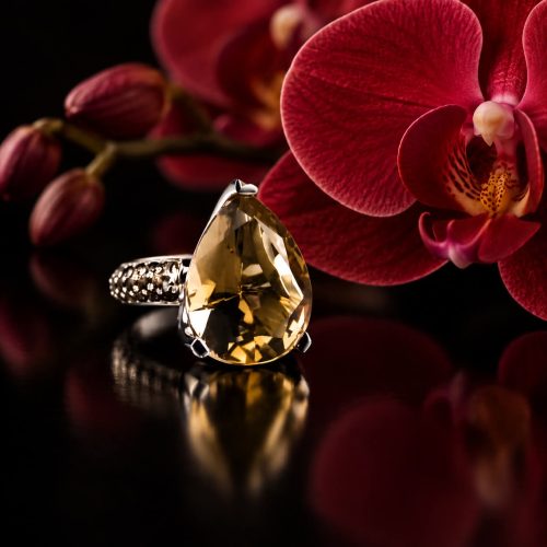 ring in wit goud gezet met rookkwarts en diamant