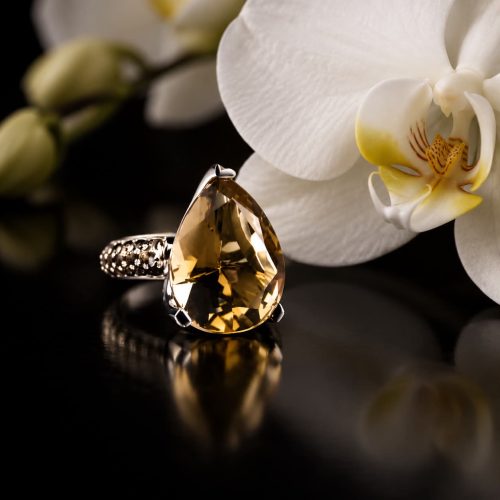 ring in wit goud gezet met rookkwarts en diamant