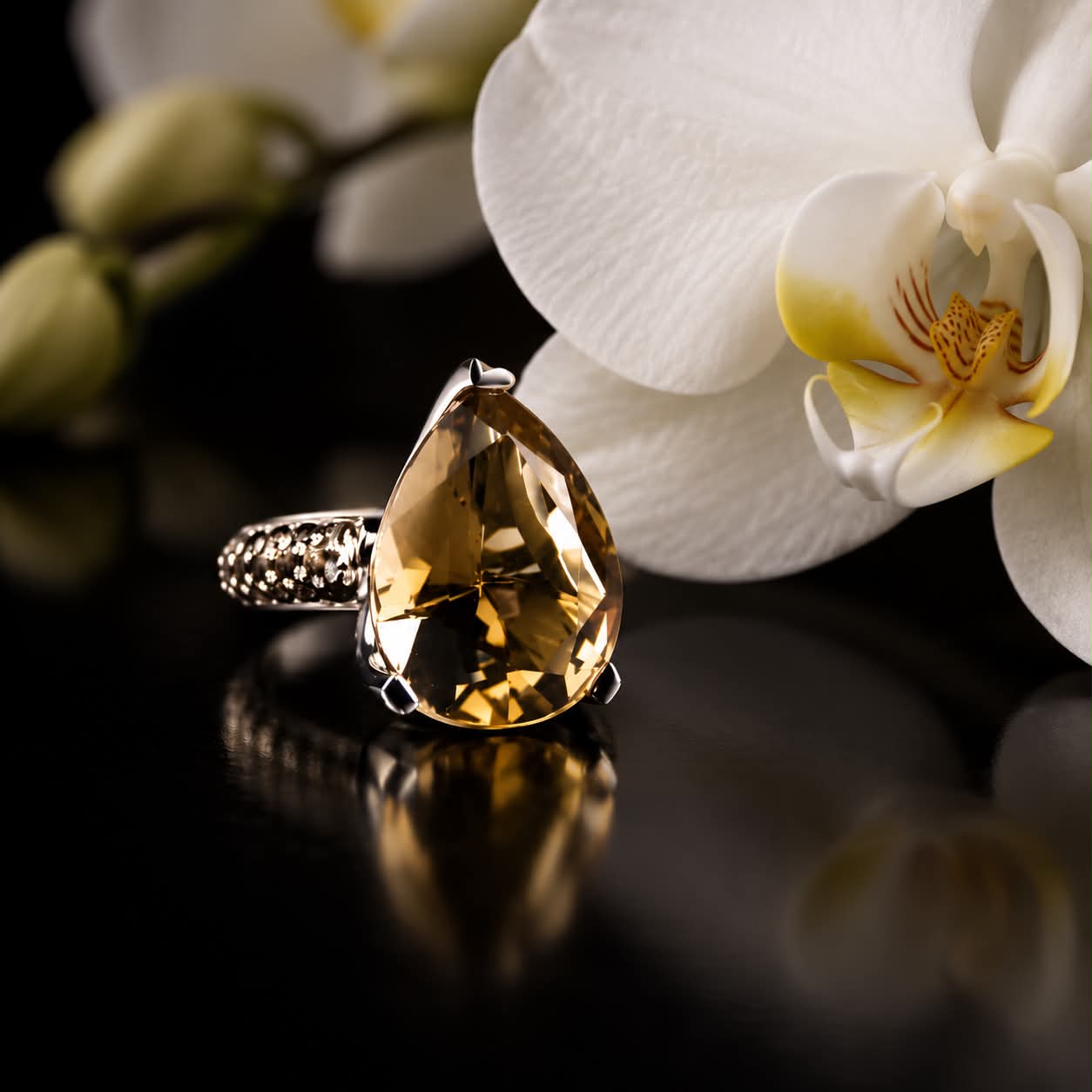 ring in wit goud gezet met rookkwarts en diamant