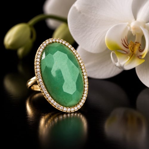 Ring in geelgoud gezet met groene aventurijn en diamant