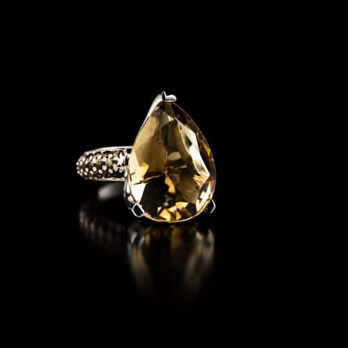 ring in wit goud gezet met rookkwarts en diamant