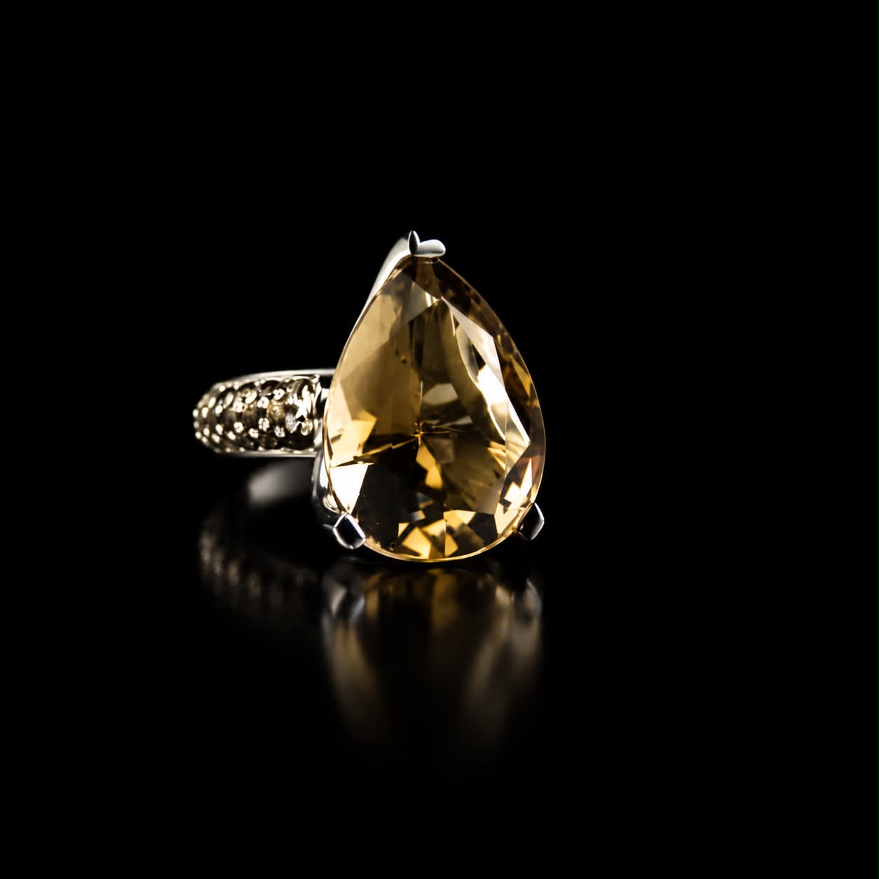 ring in wit goud gezet met rookkwarts en diamant