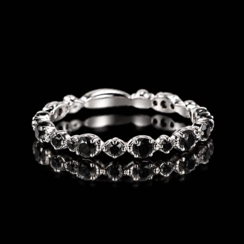 Ring in wit goud gezet met zwarte diamant
