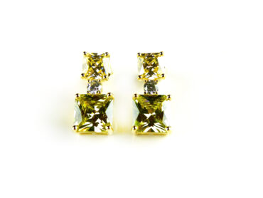 Oorbellen in zilver geelgoud verguld met groene en gele stenen