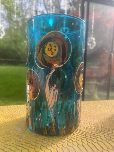 Blauwe cilinder bloemen vaas in glas handgeschilderd met bloemen