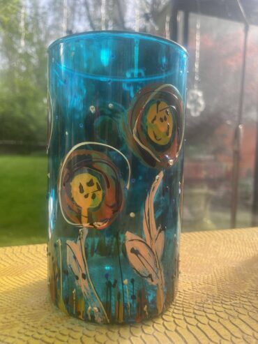 Blauwe cilinder bloemen vaas in glas handgeschilderd met bloemen