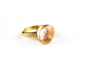 Ring in zilver geelgoud verguld model pomellato groot met roze steen en cubic zirconia