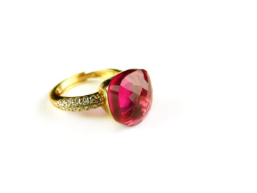 Ring in zilver geelgoud verguld model pomellato groot met rode steen en cubic zirconia