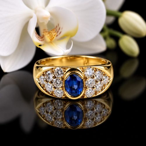 ring in geel goud gezet met diamant en saffier