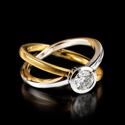 Geelgouden en witgouden solitair ring gezet met diamant