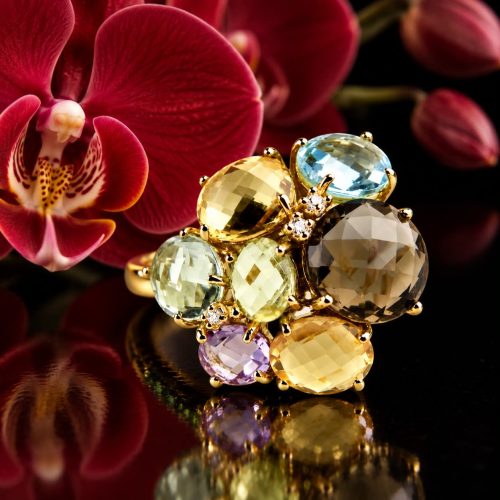 Grote ring in geel goud met verschillende edelstenen en diamant