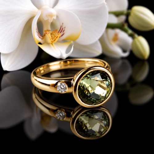 ring in roos goud gezet met groene toermalijn en diamant