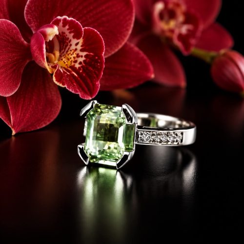 ring in wit goud gezet met groene kwarts en diamant