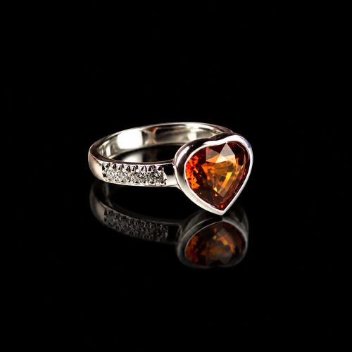 ring in wit goud gezet met citrien hartvorm en diamant