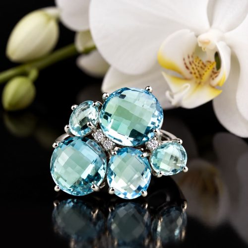 Ring in wit goud gezet met blauwe topaas en diamant