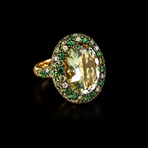 brede ring in geel goud gezet met groene kwarts, groene saffier en diamant