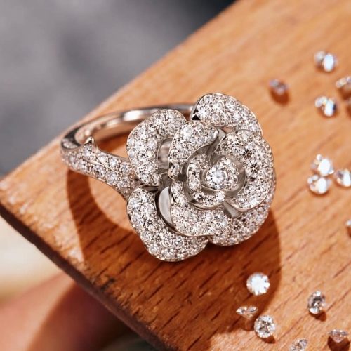 Ring in wit goud bloemvorm gezet met diamant