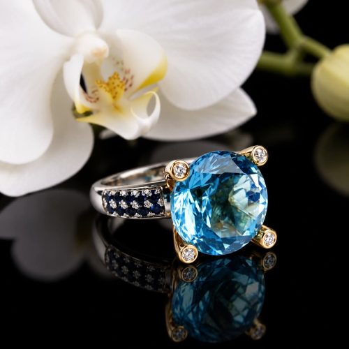 Ring in wit en roos goud gezet met blauwe topaas blauwe saffieren en diamant