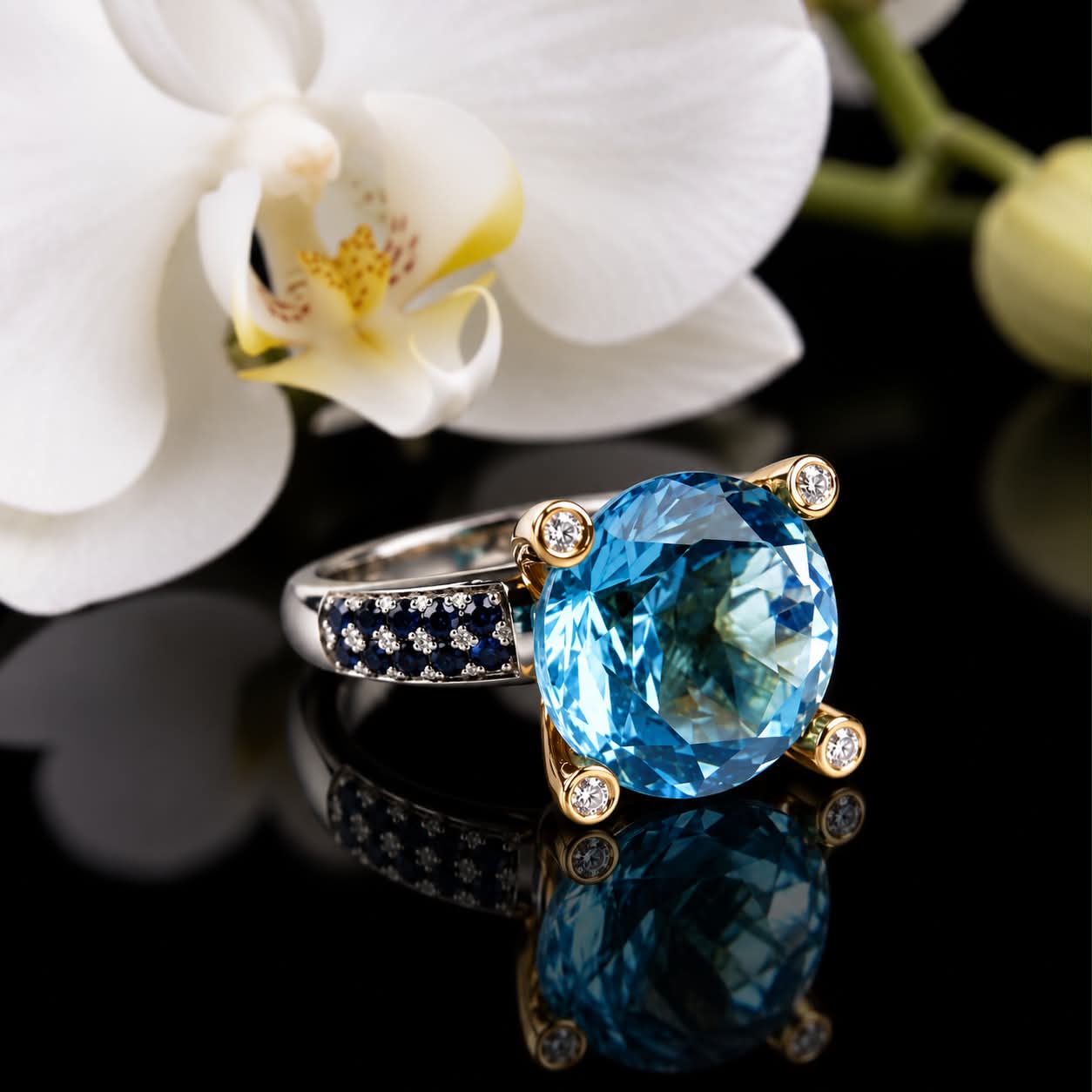 Ring in wit en roos goud gezet met blauwe topaas blauwe saffieren en diamant