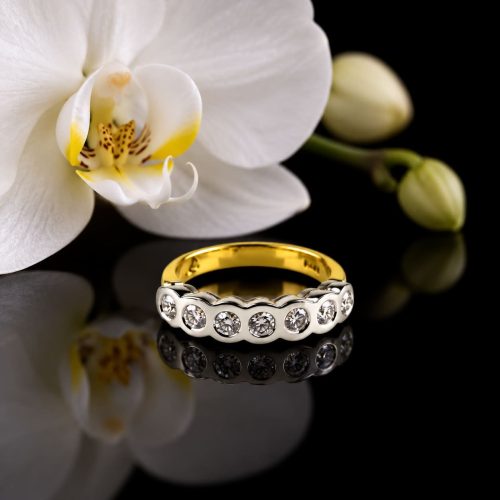 ring in geel en wit goud gezet met diamant