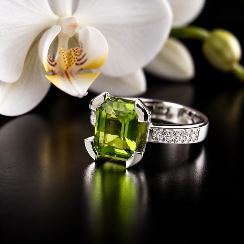 ring in wit goud gezet met peridoot en diamant