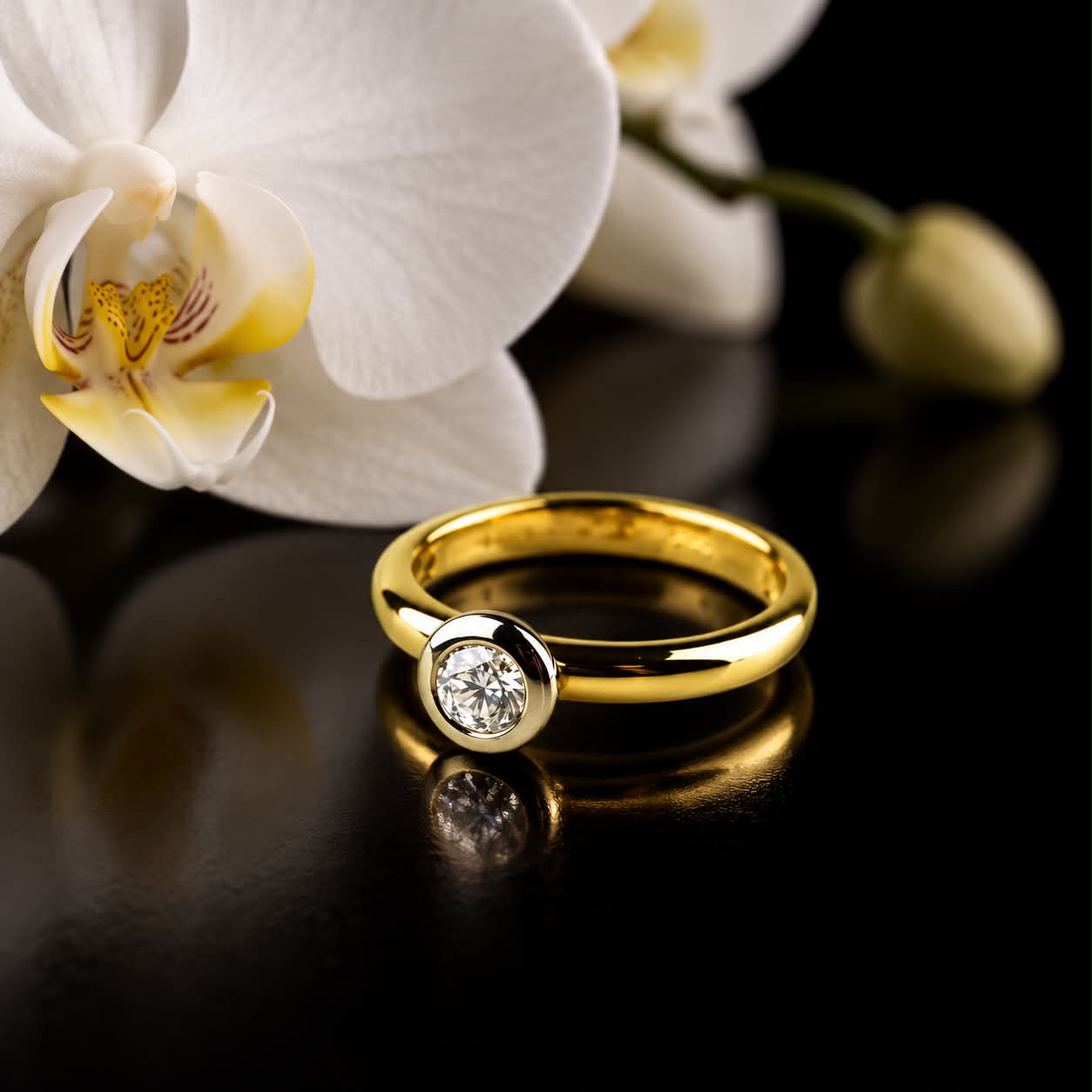 ring solitair in geel en wit goud gezet met diamant