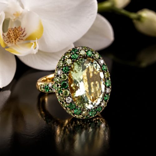 brede ring in geel goud gezet met groene kwarts, groene saffier en diamant
