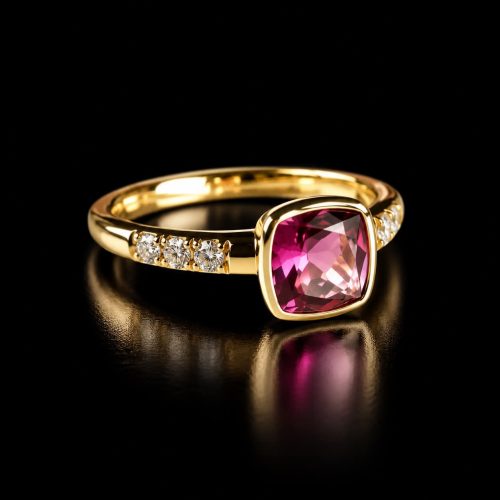 ring in roos goud gezet met roze toermalijn en diamant