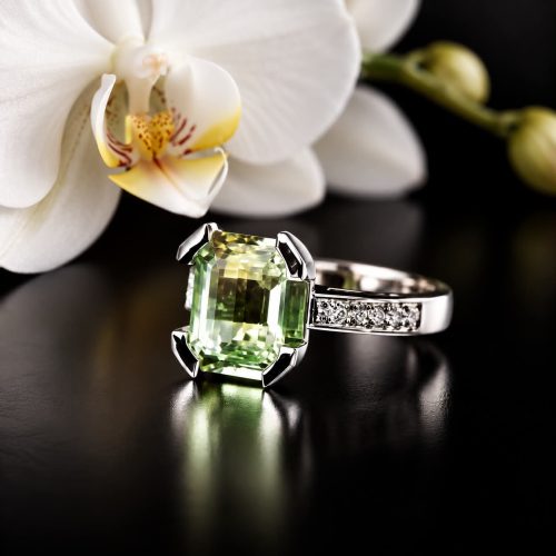 ring in wit goud gezet met groene kwarts en diamant