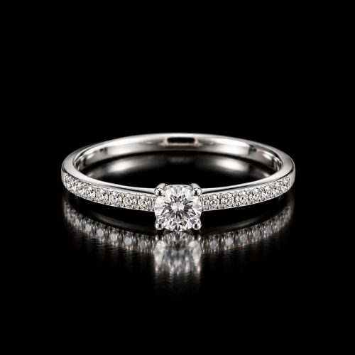 Wit gouden ring met diamanten