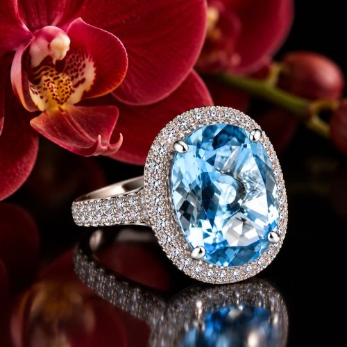 grote ring in wit goud gezet met blauwe topaas en diamant