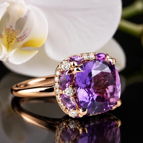 Ring in roos goud gezet met amethist en diamanten