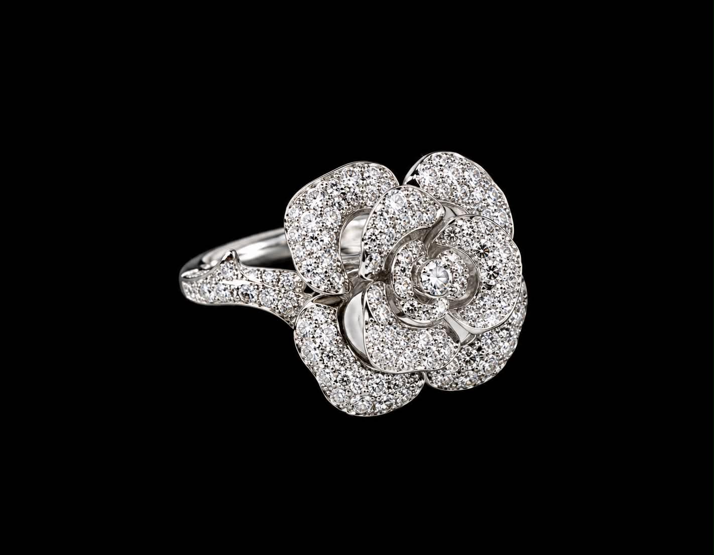 Ring in wit goud bloemvorm gezet met diamant