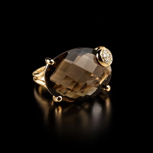 Ring in geel goud gezet met rookkwarts en diamant